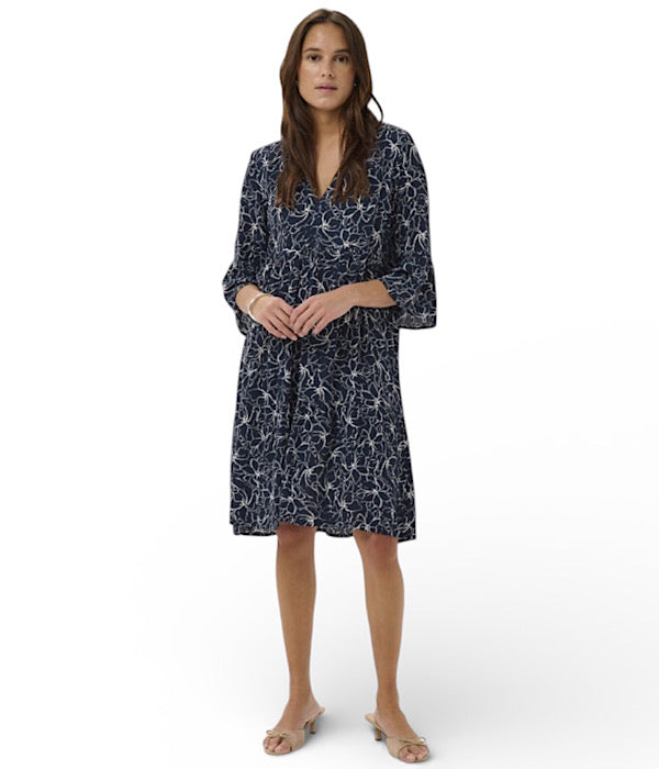 KAFFE Kaellen kjole i mørk blå med hvid