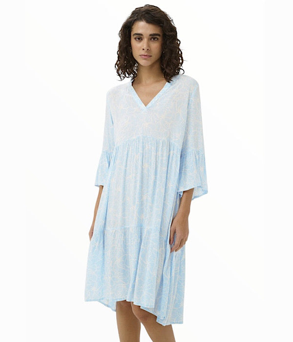 KAFFE Kaellen kjole i lys blå med hvid