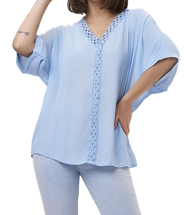 Nanna bluse med v-hals og blonde