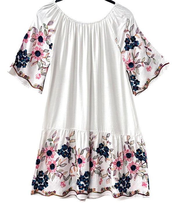 Hvid kjole med blomsterbroderier