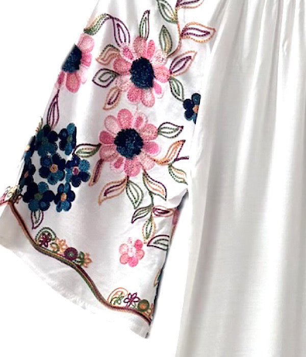 Hvid kjole med blomsterbroderier _ærmeudsnit