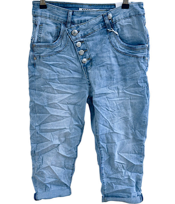 KAROSTAR 2791 knickers i lys denim - skrå knaplyning