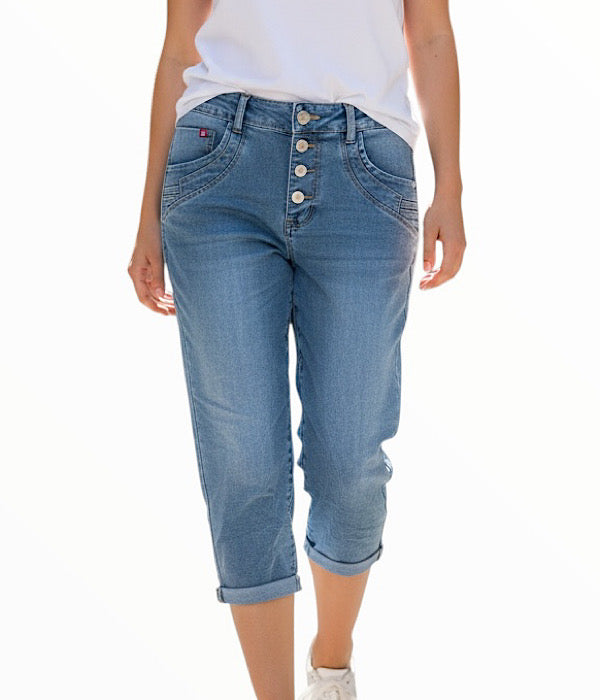 KAROSTAR 2915 knickers i lys denim med knaplukning