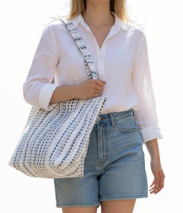 Trendy 2713B shopping taske, beige med grå broderi mønster